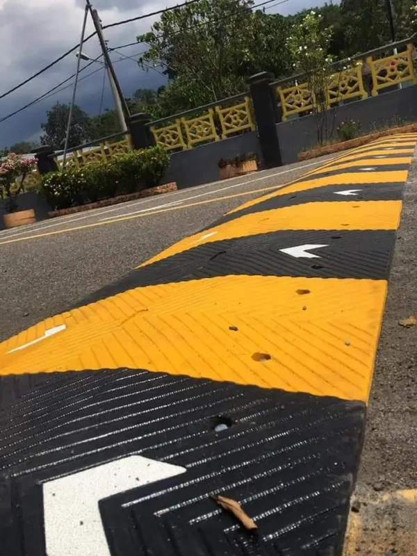 Heavy Duty Rubber Speed Hump - Image 2