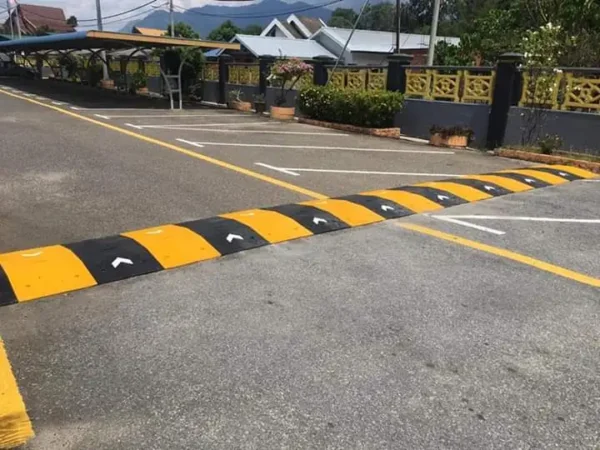 Heavy Duty Rubber Speed Hump - Image 3